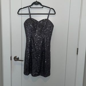 Short sequinned dress